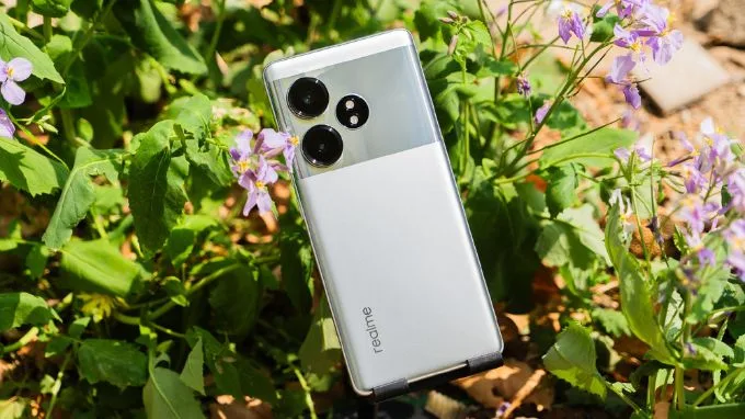 So sánh thiết kế Vivo iQOO Z9 Turbo và Realme GT Neo 6 SE