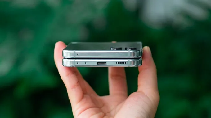 So sánh pin và tốc độ sạc Samsung S24 Ultra và Z Flip 5