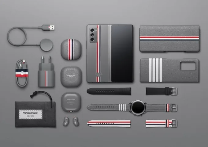 Tất cả các thành phần trong hộp Galaxy Z Fold 2 Thom Browne