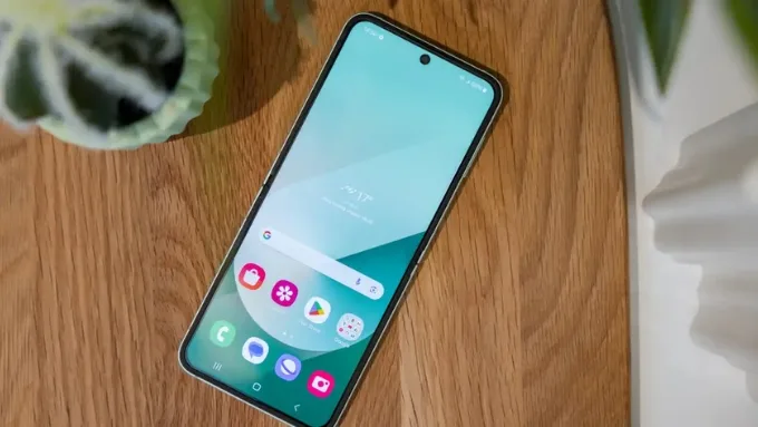 Màn hình phụ là yếu tố không thay đổi khi so sánh Galaxy Z Flip 7 FE và Galaxy Z Flip 6