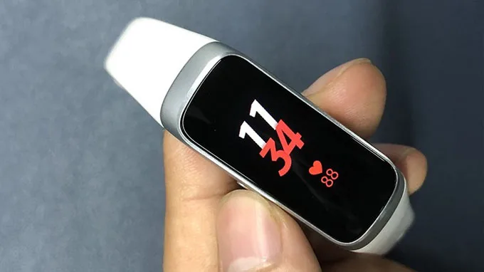 màn hình Galaxy Fit được đánh giá cao hơn rất nhiều so với màn hình trắng đen 