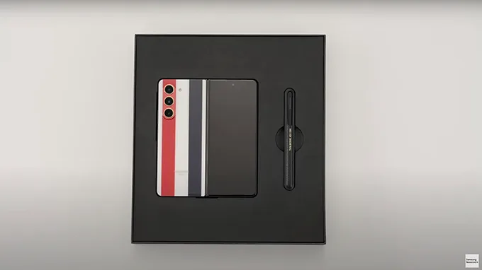 Black Tie trên Samsung Galaxy Z Fold 5 Thom Browne