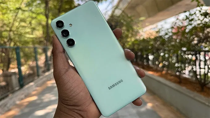 Samsung Galaxy M55 nổi bật trong phân khúc tầm trung với vẻ ngoài cuốn hút
