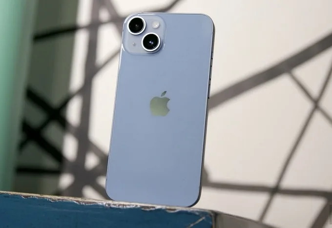 Thiết kế iPhone 14 256GB với khung viền nhôm phẳng và cụm camera chéo