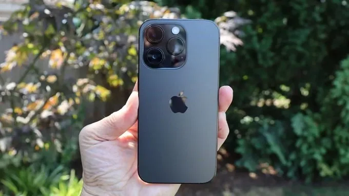 Thiết kế iPhone 14 Pro 1TB với khung thép và Dynamic Island
