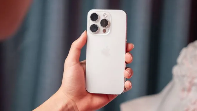 iPhone 15 Pro 1TB sở hữu thiết kế sang trọng, bền bỉ