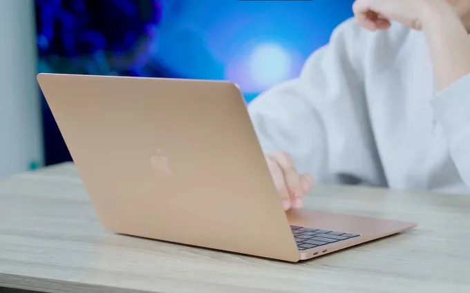 MacBook Pro M2 2022 8GB 256GB vẫn giữ phong thái sang trọng khi sở hữu lớp vỏ kim loại nguyên khối cứng cáp