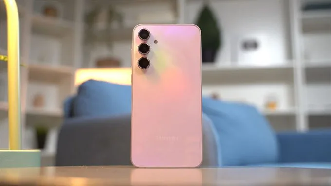 ngoại hình Galaxy A55 5G giá rẻ không có nhiều thay đổi so với thế tiền nhiệm