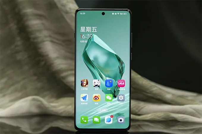 OnePlus 12 512GB được trang bị màn hình 2K Oriental 6,82 inch