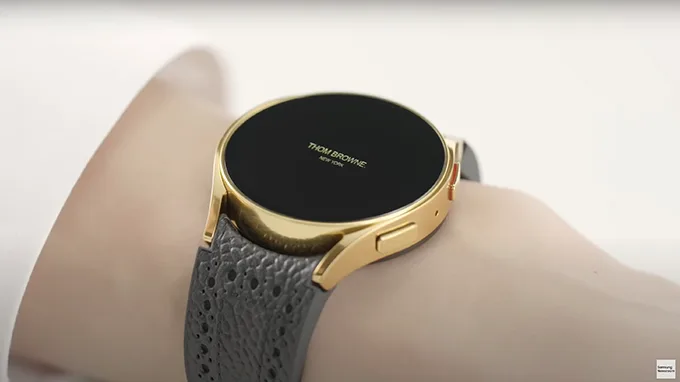 Đi kèm là Galaxy Watch đậm chất Thom Browne