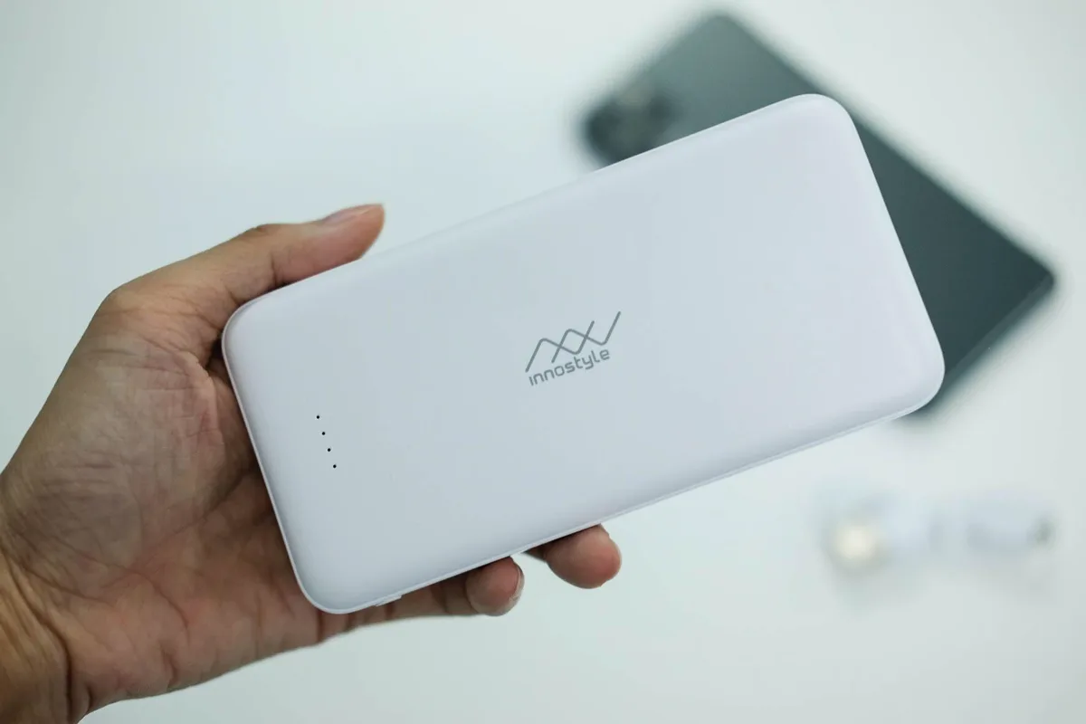 Thiết kế pin dự phòng Innostyle Powergro White nhỏ gọn, dễ dàng cầm nắm