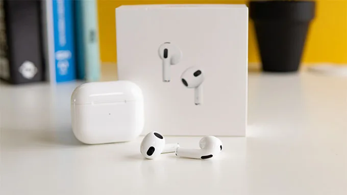 Apple AirPods 3 có thiết kế khác với những người tiền nhiện như tai nghe AirPods 2
