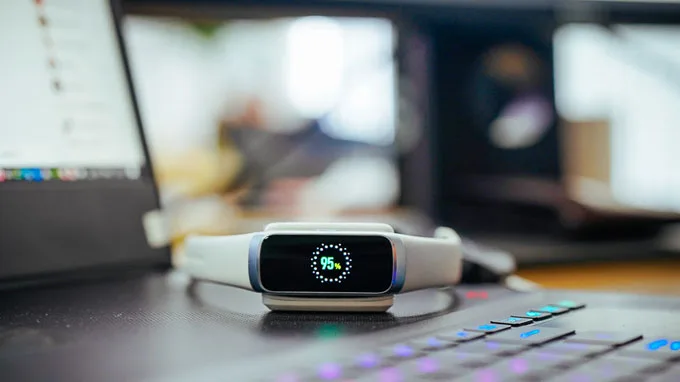 Galaxy Fit là một trong những thiết bị đeo tay thông minh cao cấp nhất của Samsung
