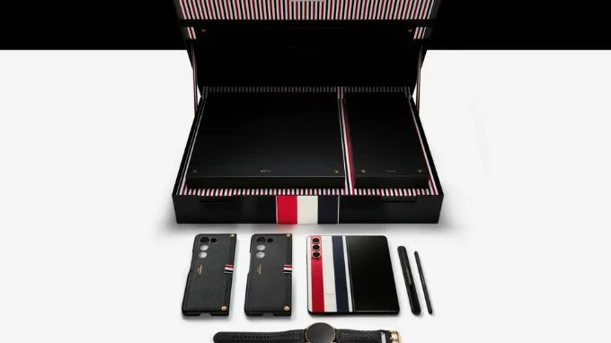 Bên trong hộp Samsung Galaxy Z Fold 5 Thom Browne