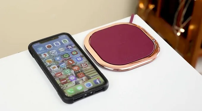 Cách sử dụng khá đơn giản chỉ cần đặt điện thoại lên đế sạc là có thể nạp được
