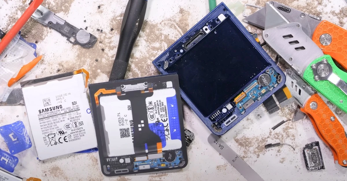 Tháo rời Galaxy Z Flip 7: Khả năng sửa chữa được cải tiến