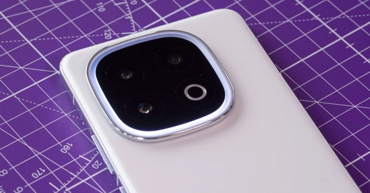 iQOO 15 Mini rò rỉ màn hình, chip xử lý và dung lượng pin khủng