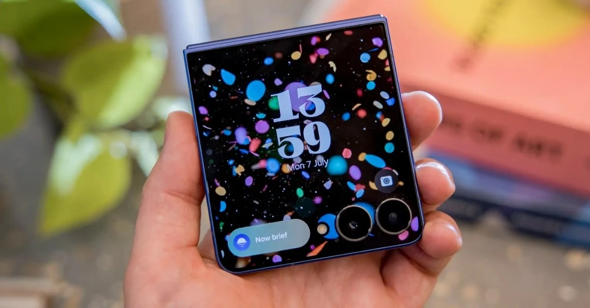 Cách sử dụng Now Bar, Now Brief trên màn hình ngoài Galaxy Z Flip 7