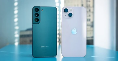 So sánh Samsung Galaxy S22 và iPhone 13: Nên mua mẫu điện thoại nào?