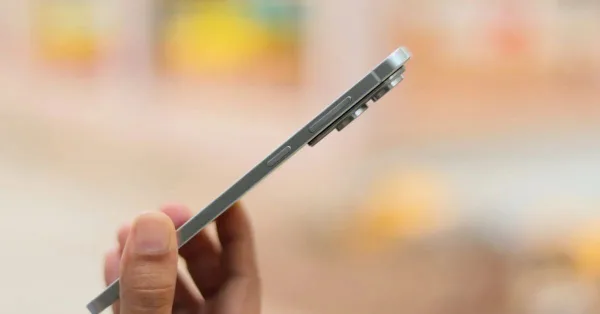 Galaxy S25 Edge gây bất ngờ khi vượt qua bài test uốn cong: Mỏng nhưng không yếu