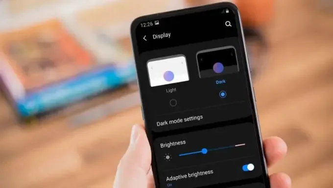 Cài đặt chế độ tối trên iPhone