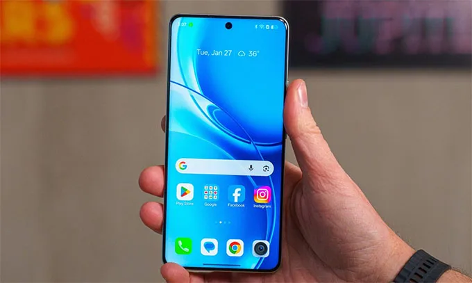 Mặt trước của Realme P4 Power 5G là màn hình AMOLED cong 6.8 inch