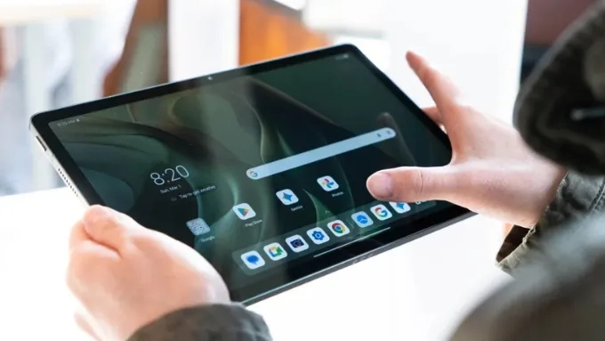 So sánh Moto Pad 2026 vs Samsung Galaxy Tab S10 FE về màn hình cho thấy Moto Pad 2026 chiếm ưu thế ở kích thước lớn hơn