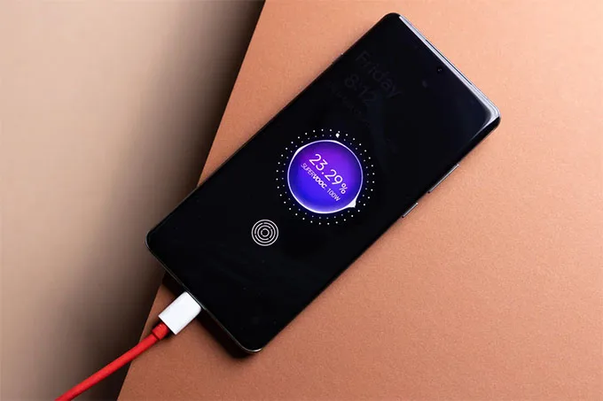 tốc độ sạc nhanh ấn tượng trên OnePlus 12