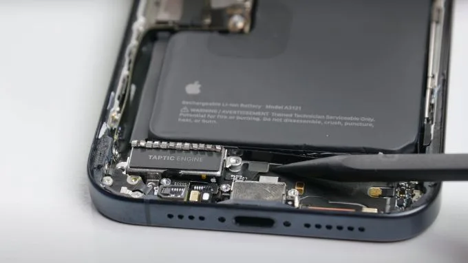Tháo loa và Taptic Engine trên iPhone 15 Pro Max