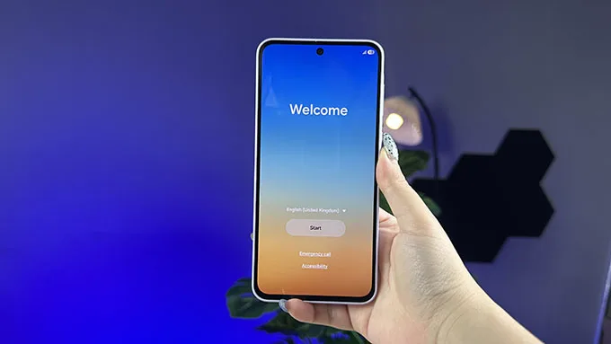Cả hai điện thoại Galaxy A37 5G và Redmi Note 15 Pro 4GB đều sử dụng tấm nền AMOLED 120Hz