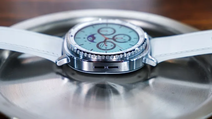 Thiết kế tinh tế với vòng bezel cơ học