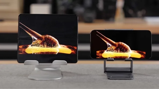 Khả năng hiển thị của iPhone 15 Pro Max và Samsung Z Fold 5