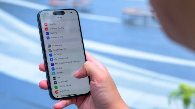 Kiểm tra màn hình của iPhone 15 Pro Max cũ