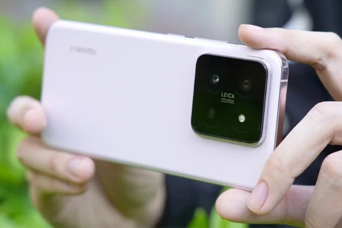 Cụm camera hình vuông nhô khá rõ so với bề mặt lưng