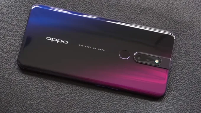 Cảm biến vân tay Oppo F11 Pro trên điện thoại cũng được đặt theo một đường thẳng với camera