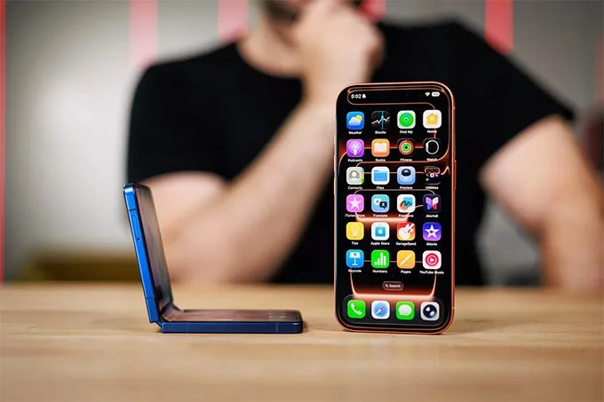 Z Flip 7 chạy One UI 8 dựa trên Android 16, trong khi iPhone 17 Pro sử dụng iOS 26