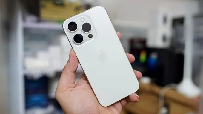 iPhone 15 Pro Max màu Titan Trắng
