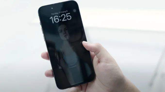 Tại sao iPhone 15 Pro Max tắt màn hình vẫn sáng?