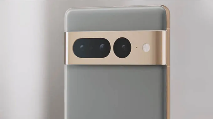 cả hai đều có 3 camera ở phía sau