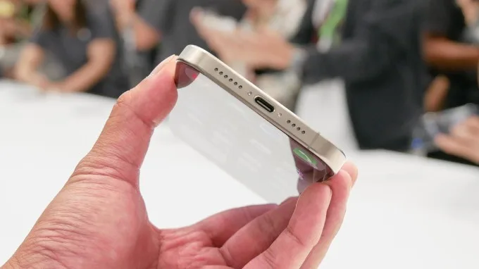 Cổng sạc USB-C trên iPhone 15 tiện lợi