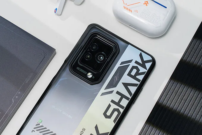 So sánh chi tiết Xiaomi 12 và Black Shark 5 thông số màn hình sau