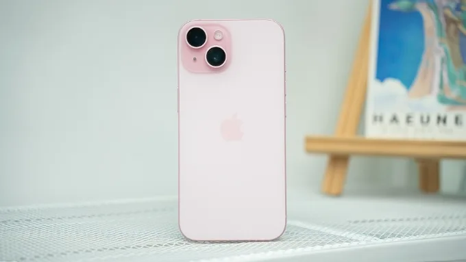 iPhone 15 hướng đến sự nhỏ gọn với kích thước 147.6 x 71.6 x 7.8 mm và trọng lượng chỉ 171g