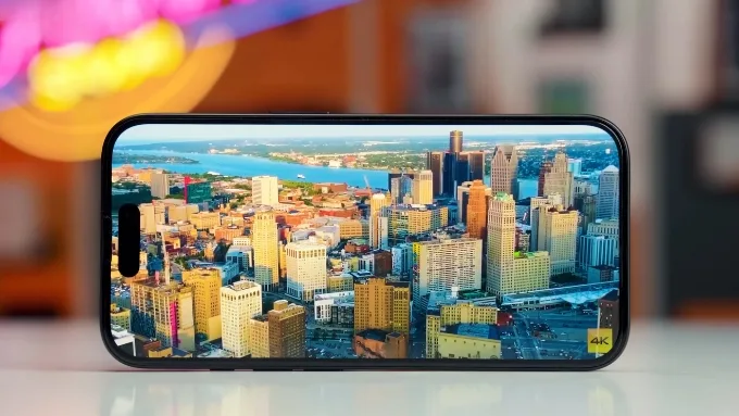 Cả iPhone 16 và iPhone 15 đều được trang bị tấm nền Super Retina XDR OLED 6.1 inch, độ phân giải 2556 x 1179 pixel