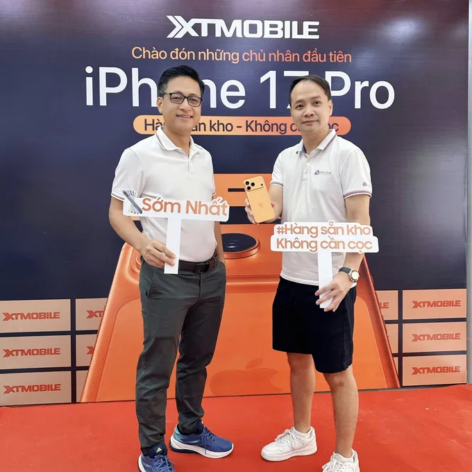 Khách hàng trên tay iPhone 17 Pro Max tại XTmobile