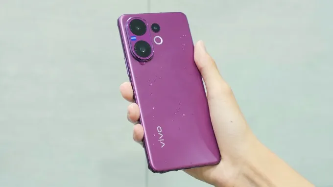 Vivo V60 sử dụng khung nhựa để tối ưu trọng lượng, giúp máy đạt được độ mỏng ấn tượng 7.5mm