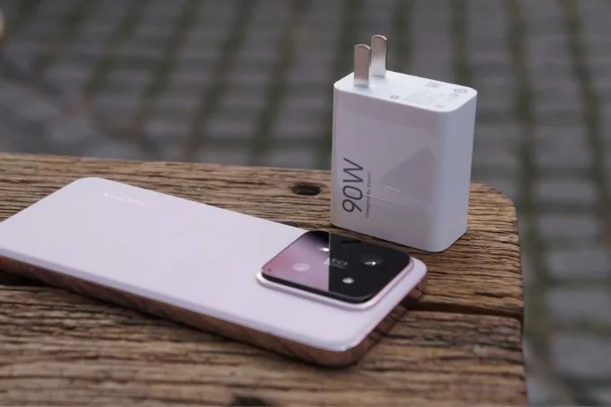 Xiaomi 14 đi kèm củ sạc 90W