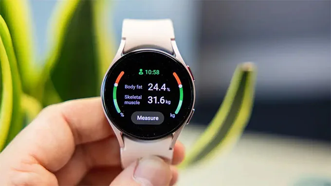 Galaxy Watch 5 được trang bị các tính năng như theo dõi nhịp tim, GPS và oxy trong máu