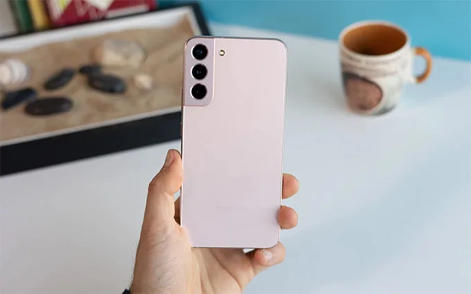 Galaxy S22 Plus chiếm lợi thế với 3 camera