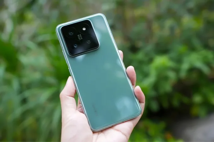 Mặt lưng kính bóng bẩy đẹp mắt