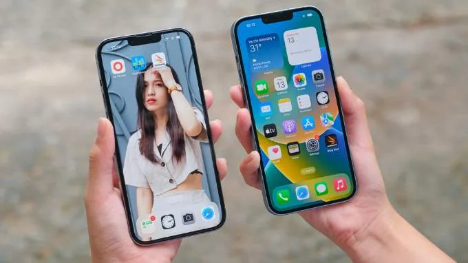 Màn hình iPhone 14 Plus và iPhone 13 Pro Max có khả năng hiển thị tương đương